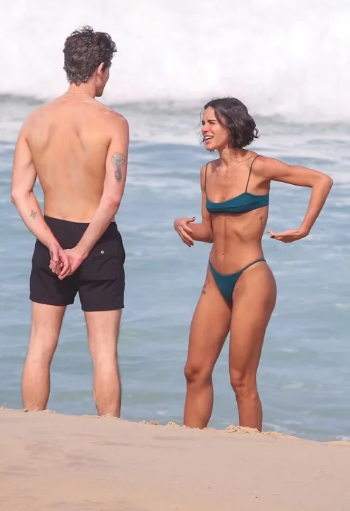 Shawn Mendes desembarca no Brasil e curte praia com Marquezine no Rio