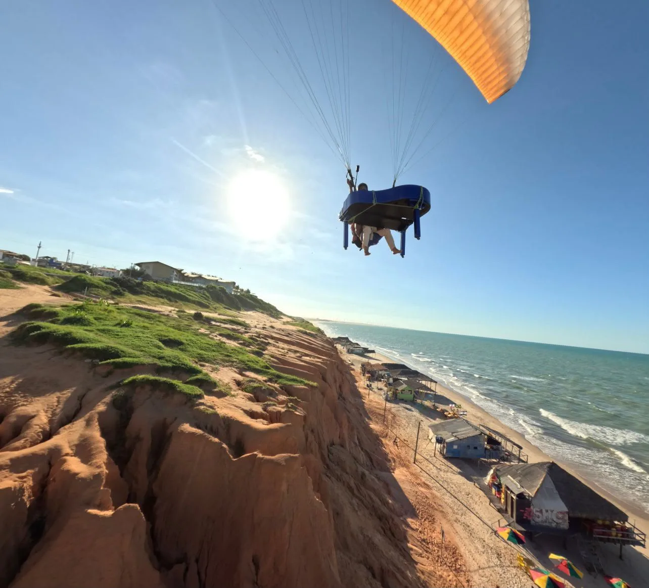 Paulo Rodrigo lança clipe “Aracati” com apresentação de piano em voo de parapente