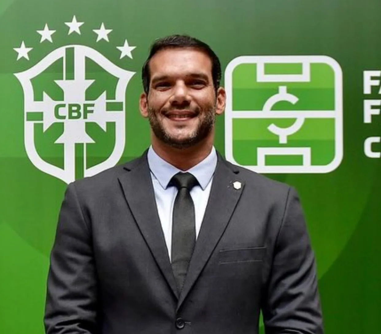 Presidente da CBF, Samir Xaud se recolhe após vazamento de casos com amante nos EUA