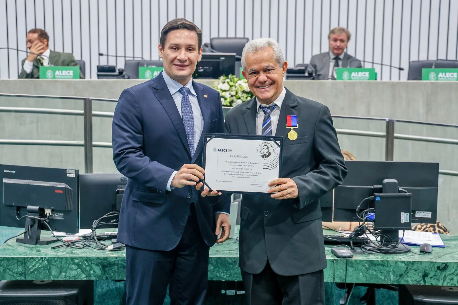 Zenir é homenageado pela Alece com a Medalha Edson Queiroz