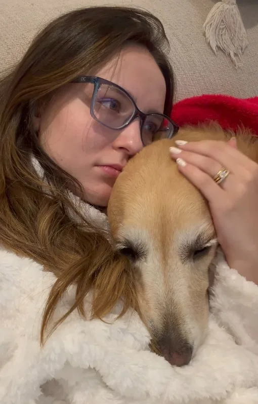 Larissa Manoela é consolada por cachorro após diagnóstico de grave doença