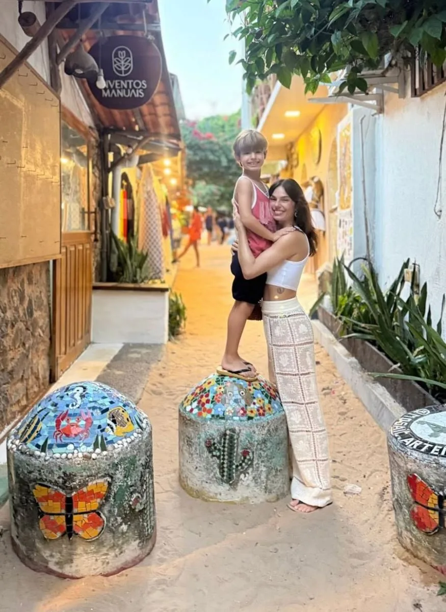 Exclusiva: Isis Valverde e seu filho Rael curtem férias em paraíso do Nordeste