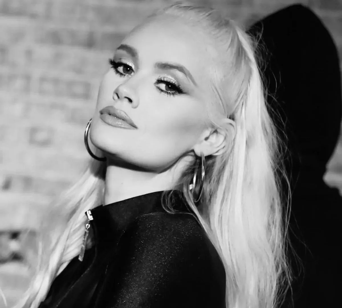Morre Lauren Bennett, voz marcante do sucesso "Party Rock Anthem", aos 37 anos