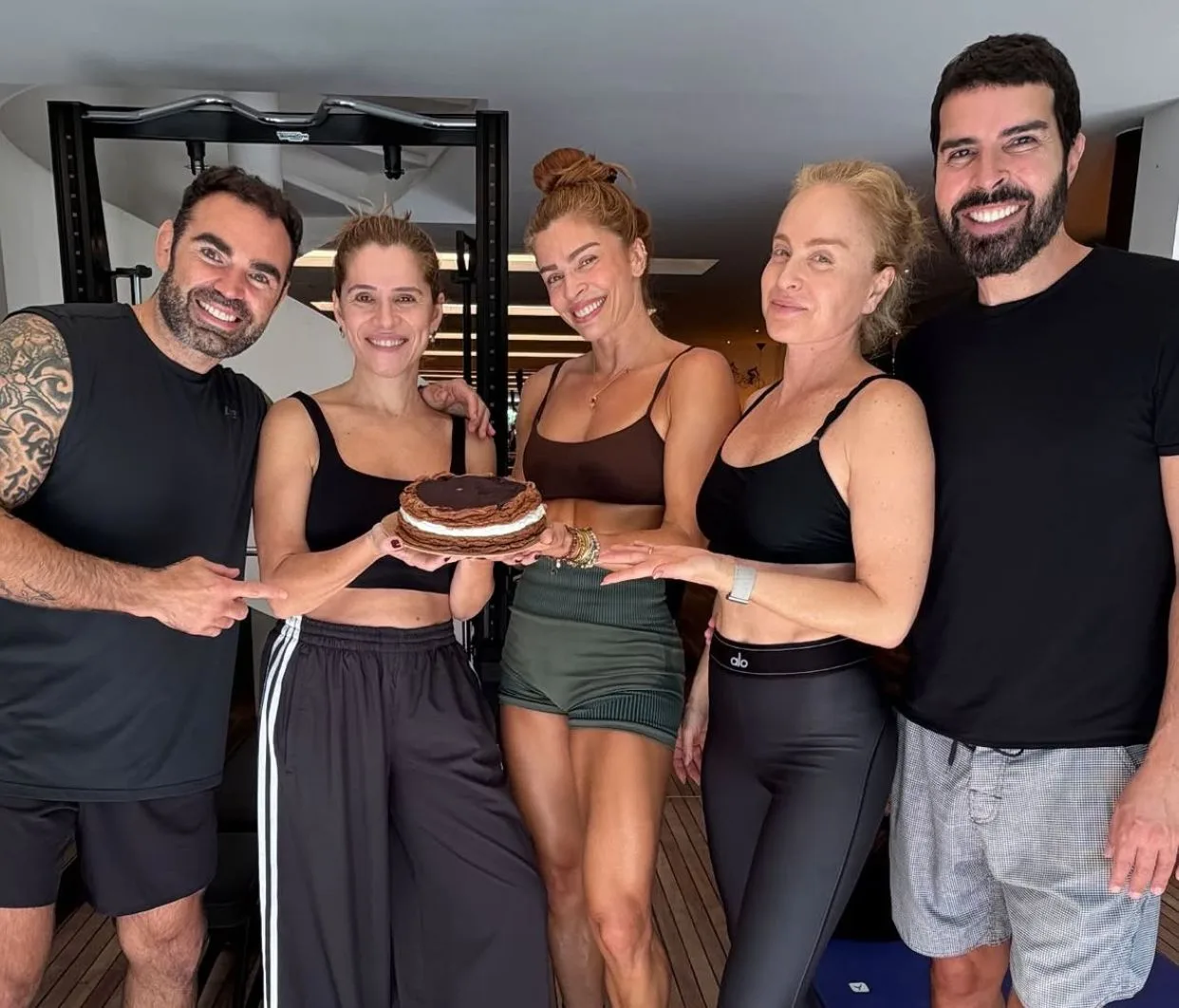 Ingrid Guimarães e Grazi Massafera celebram aniversários em treino com a Angélica