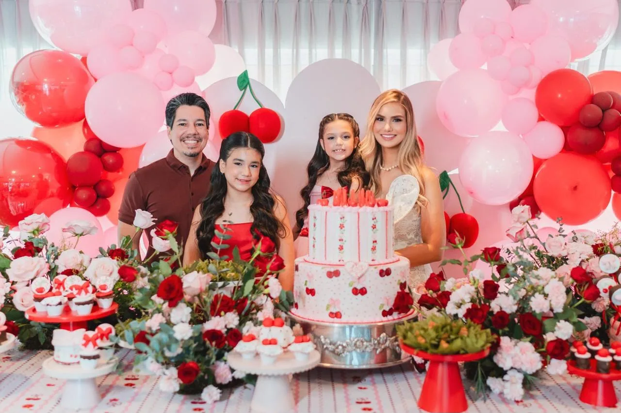 Aline e Andrei Aguiar festejam os oito anos da filha Liz com temática Cerejinha