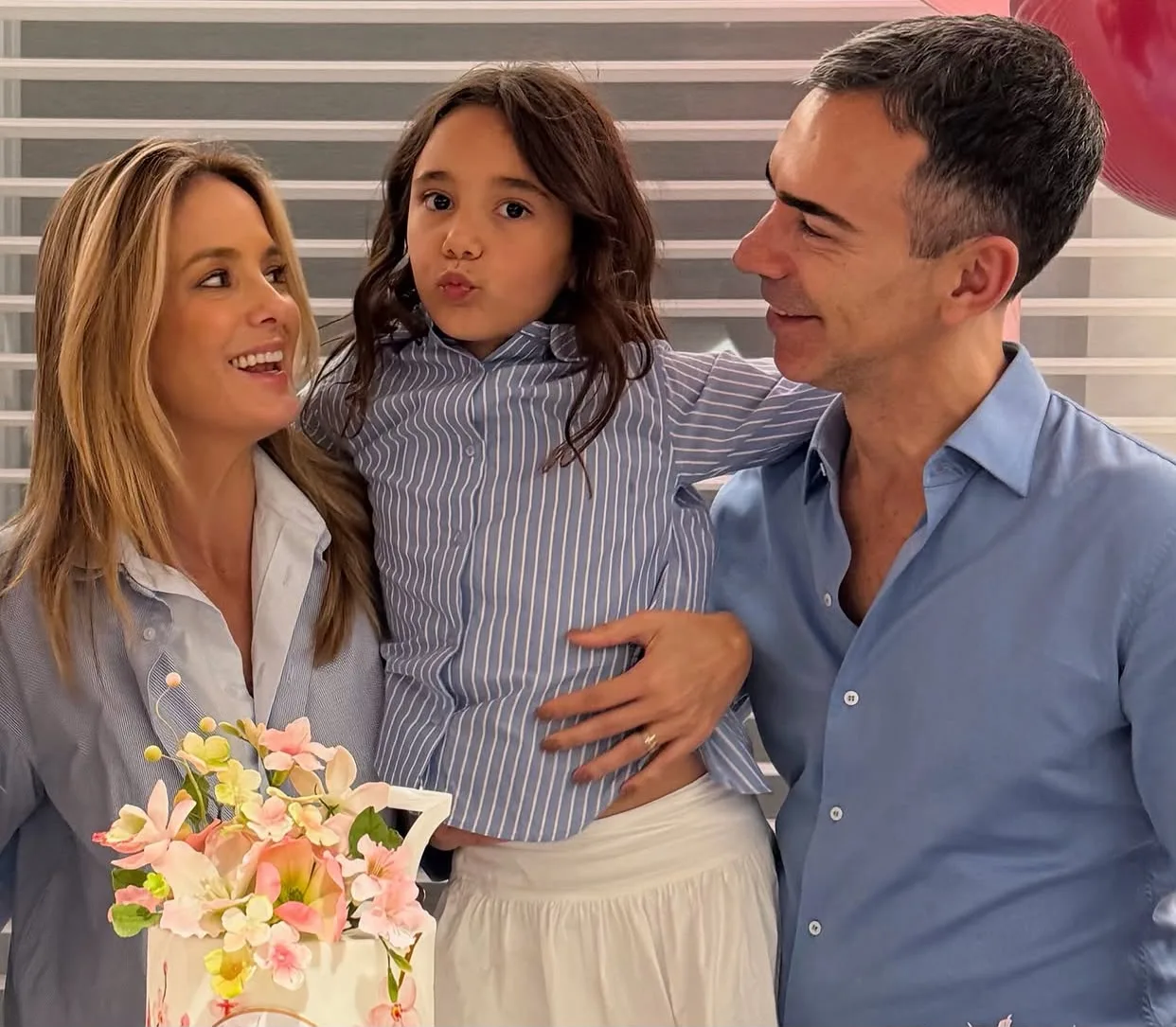 Ticiane Pinheiro e César Tralli comemoram os sete anos da filha, Manu, com a família
