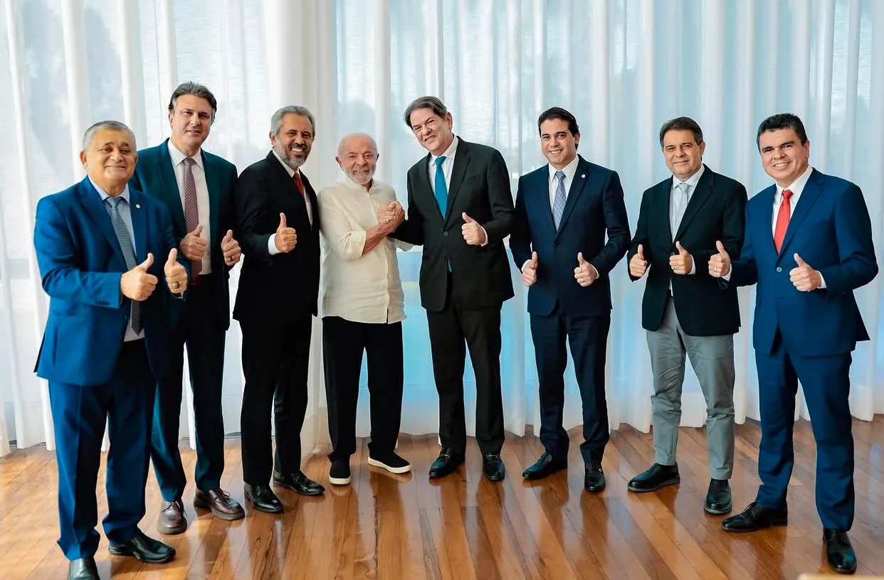 Sob as bênçãos de Lula, Cid confirma candidatura pela reeleição ao Senado