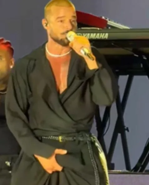 Ricky Martin faz gesto ousado durante show na Turquia