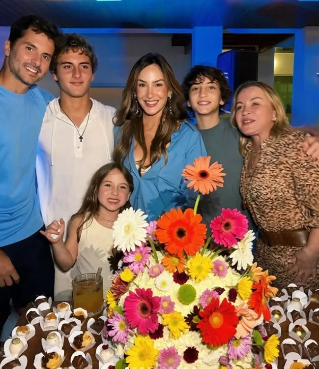 Claudia Leitte se enche de gratidão ao celebrar seus 46 anos