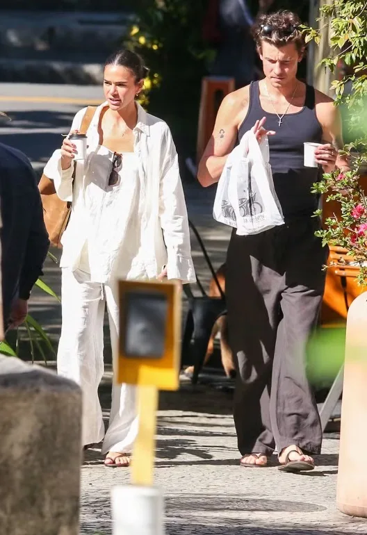 Bruna Marquezine e Shawn Mendes passeiam pelo Jardim Botânico