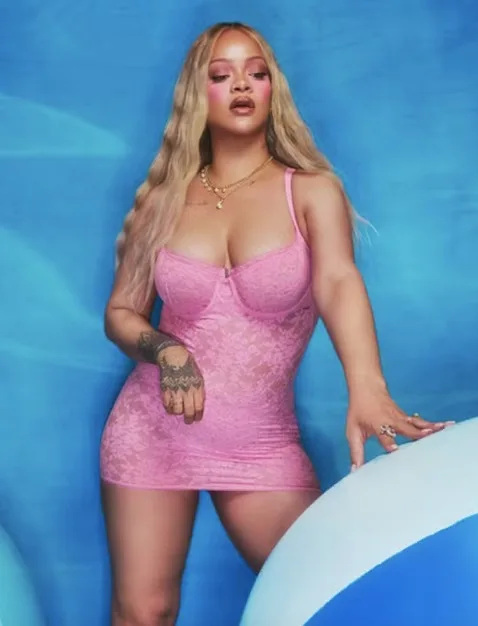 “Linda e rebelde por natureza”, declara Rihanna em cliques de lingerie