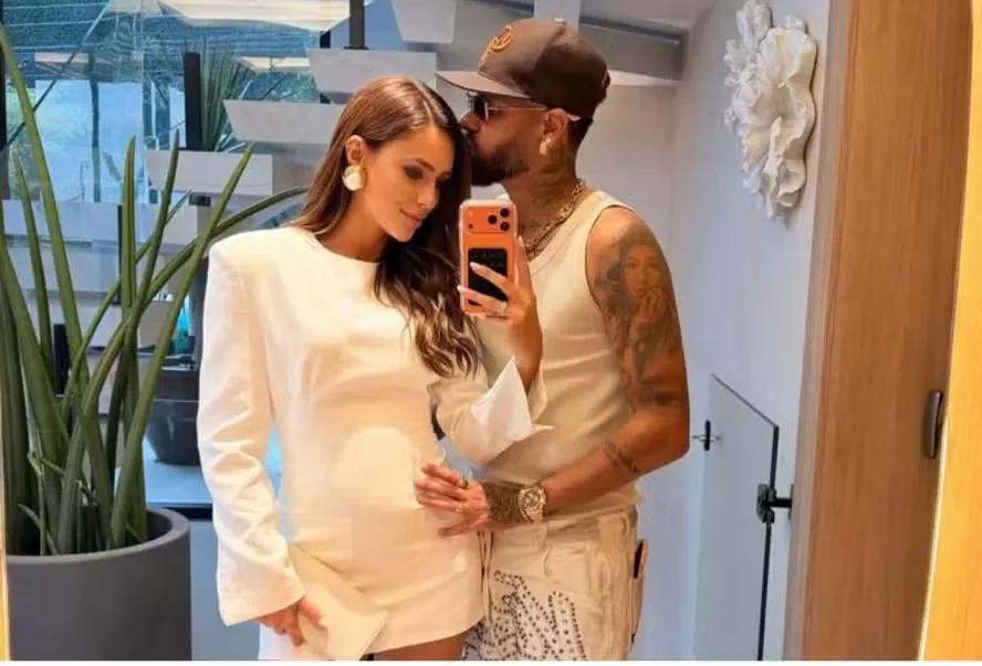 Bruna Biancardi exibe barrigão da terceira filha em clique romântico com Neymar