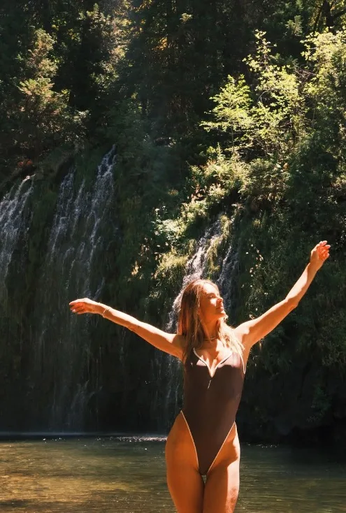 Alessandra Ambrósio renova as energias em banho de cachoeira