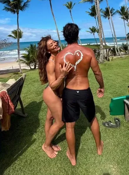 Juliana Paes aproveita domingo de sol com a família em Itacaré, na Bahia