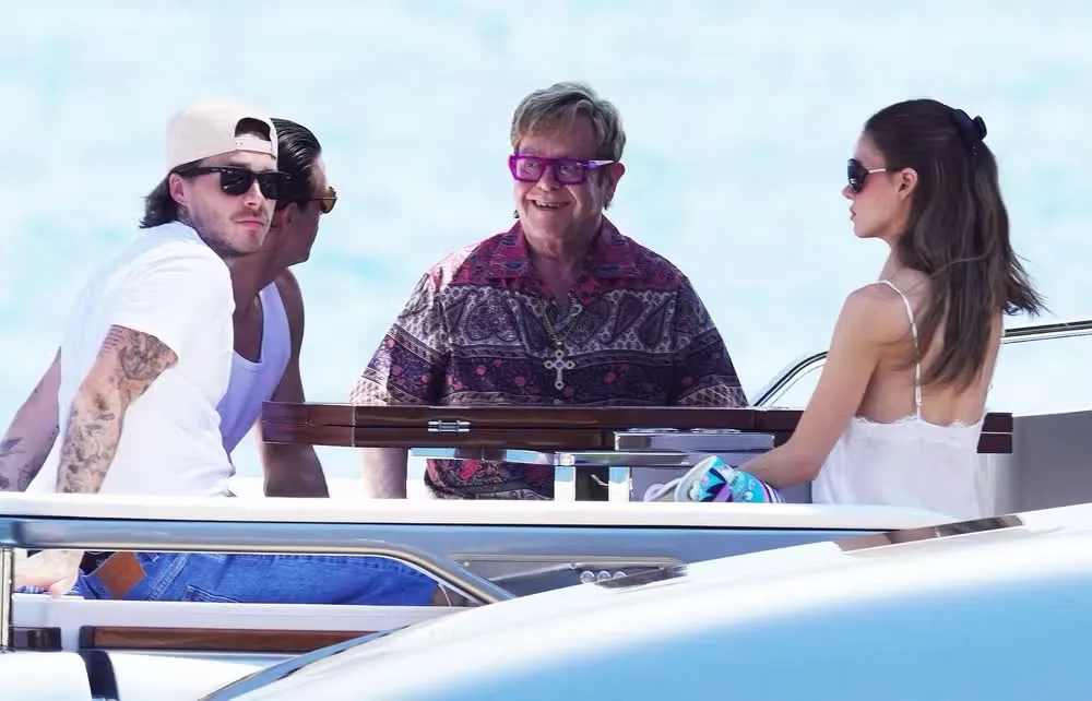 Brooklyn Beckham reaparece ao lado de Elton John em meio ao distanciamento da família