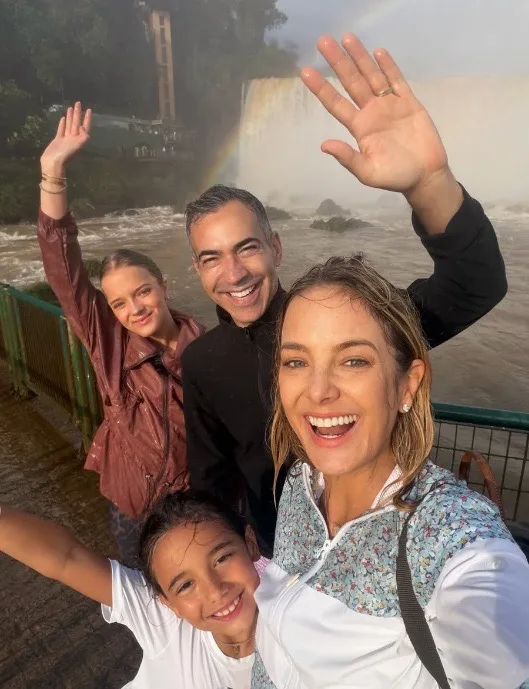 Tici Pinheiro curte os encantos das Cataratas do Iguaçu em família