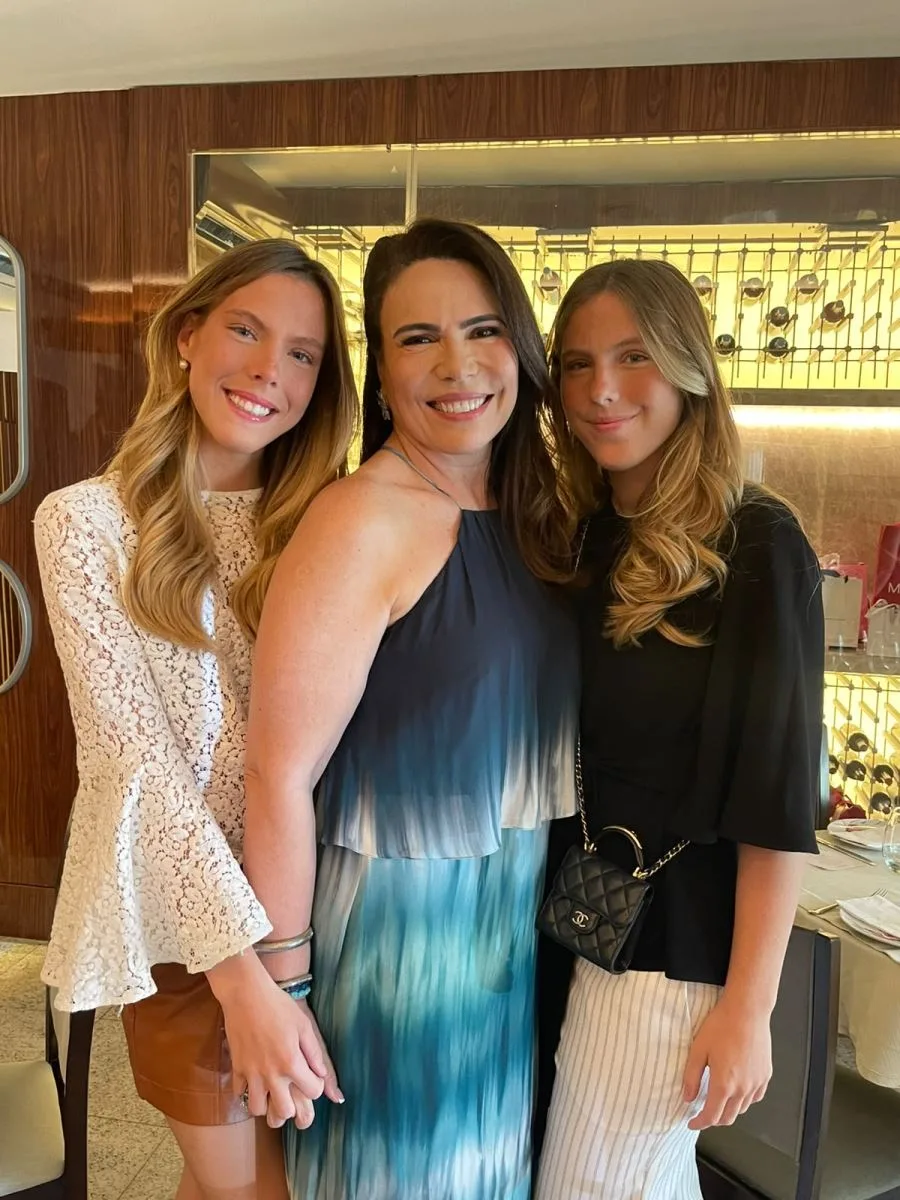 Andrea Rios celebra aniversário cercada pelo carinho das amigas