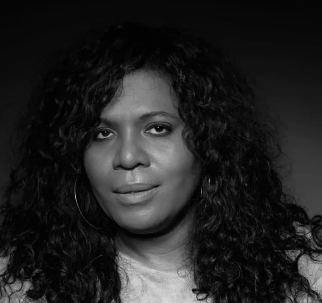 URGENTE: Atriz brasileira Clodd Dias morre aos 49 anos