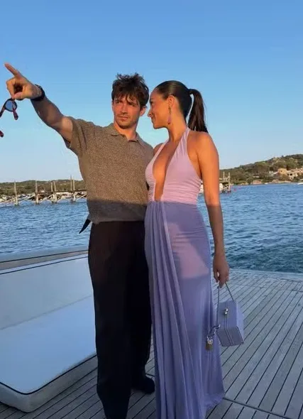 Alexandra e Charles Leclerc curtem férias na Sardenha
