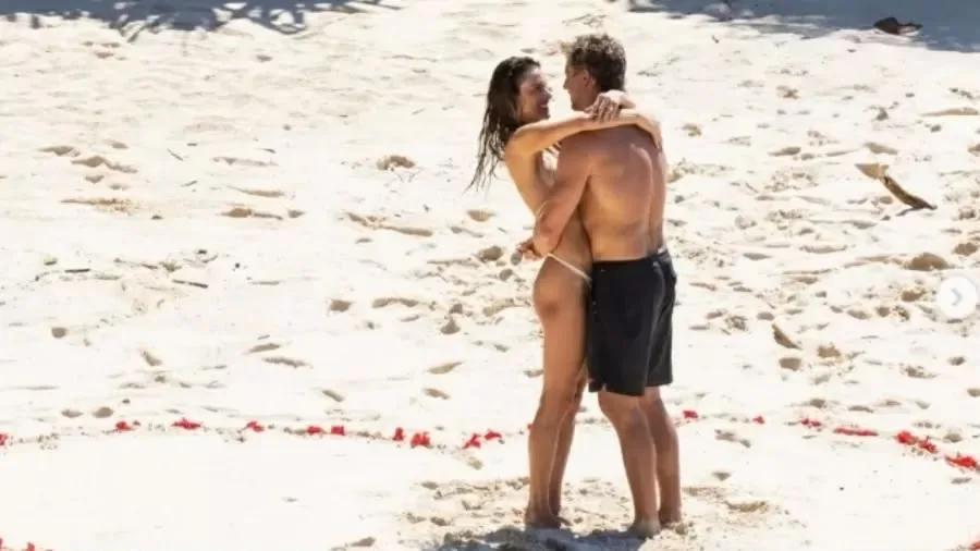 Alessandra Ambrosio anuncia noivado com Buck Palmer durante viagem romântica à Indonésia