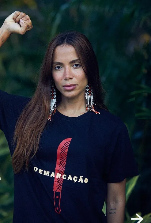 Anitta desabafa: "fora do Brasil, sou o máximo e todos me contratam"