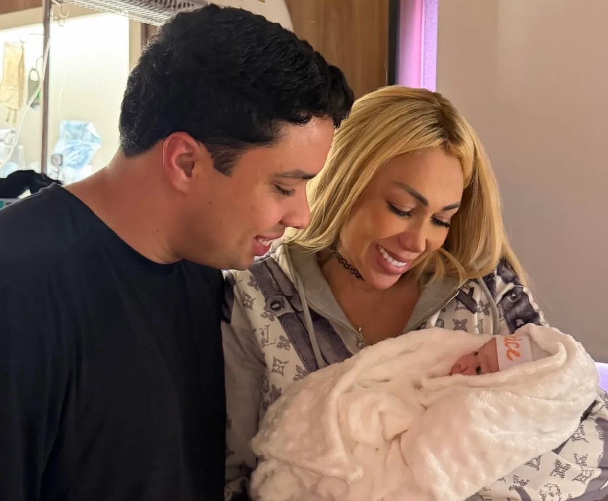 Taty Girl celebra a chagada da primeira netinha, Clarice