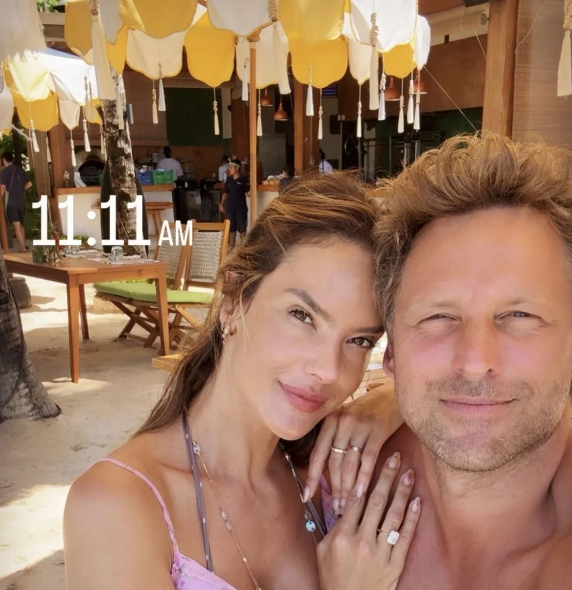 Alessandra Ambrosio revela intimidade após pedido de casamento
