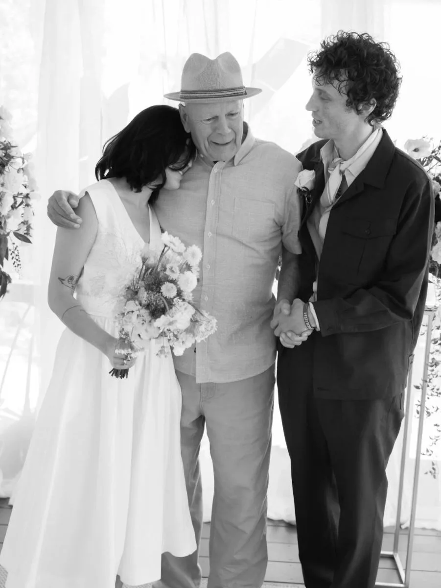 Bruce Willis faz rara aparição durante o casamento da filha Tallulah