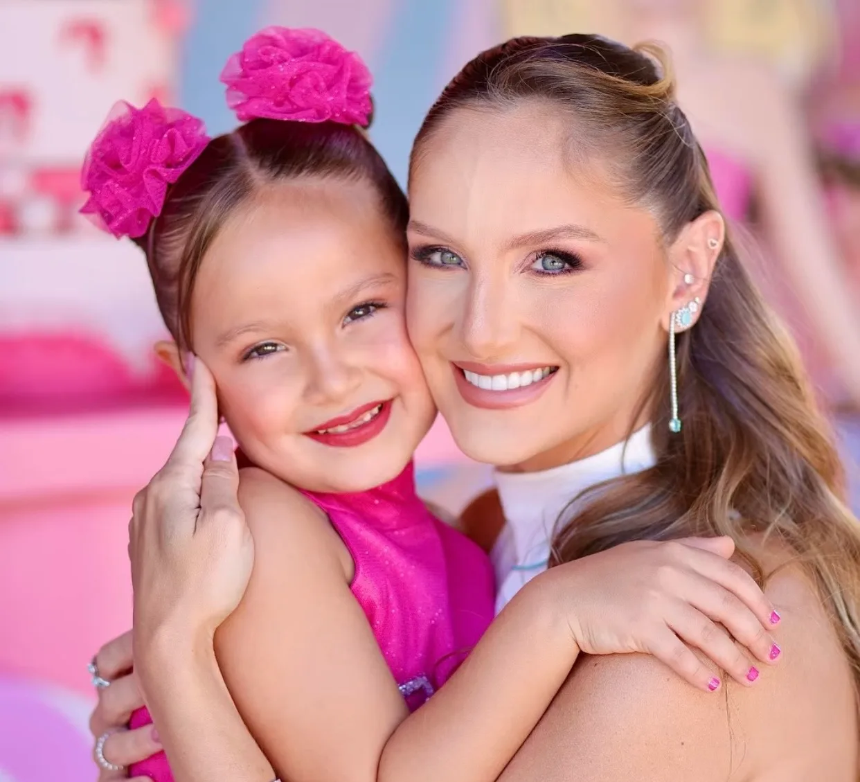 Boneca Barbie dá o tom da comemoração dos seis anos de Bianca, filha de Larissa Benevides