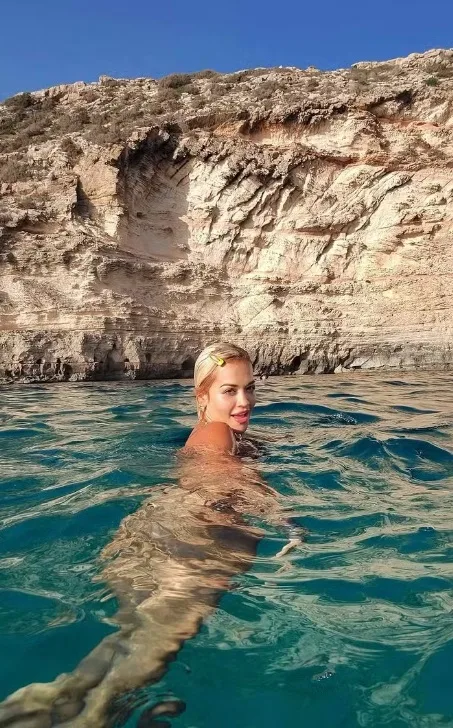 Rita Ora curte férias de verão pela Europa