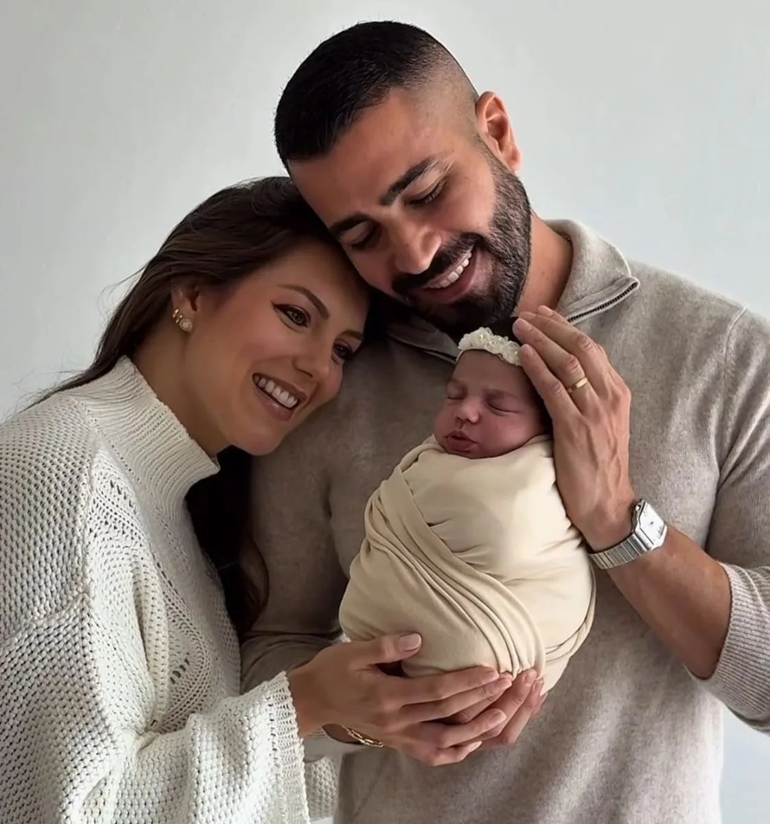 Rafa Marques e Pati Guerra encantam os seguidores com ensaio newborn da filha, Malu