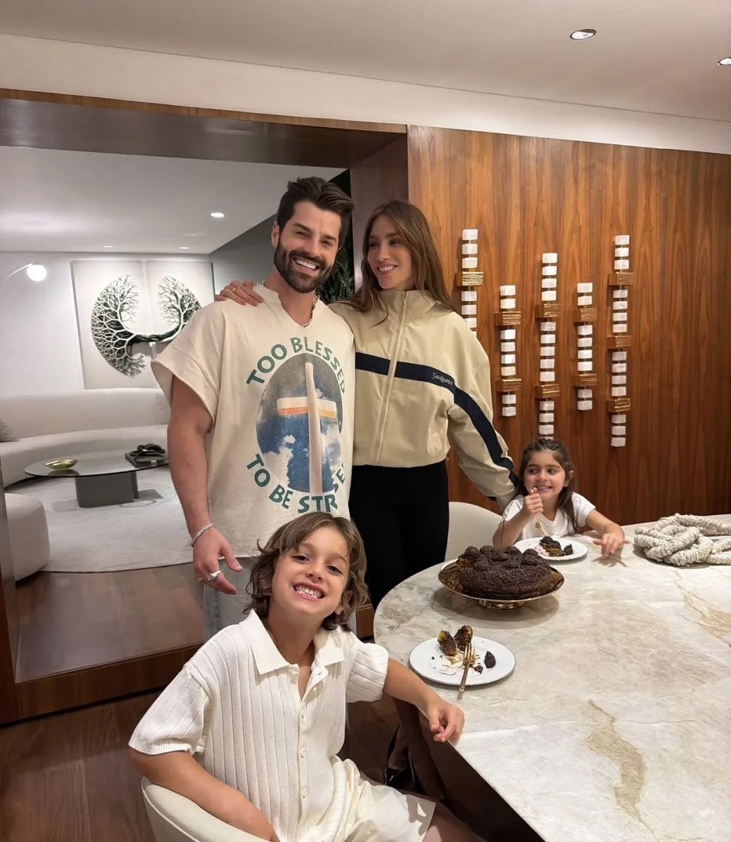 Alok comemora 35 anos ao lado da família