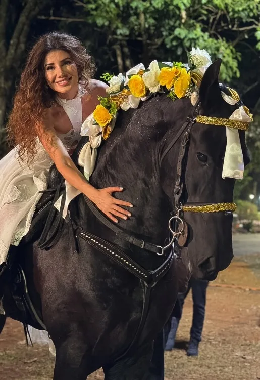 Paula Fernandes se apresenta montada em cavalo com glitter