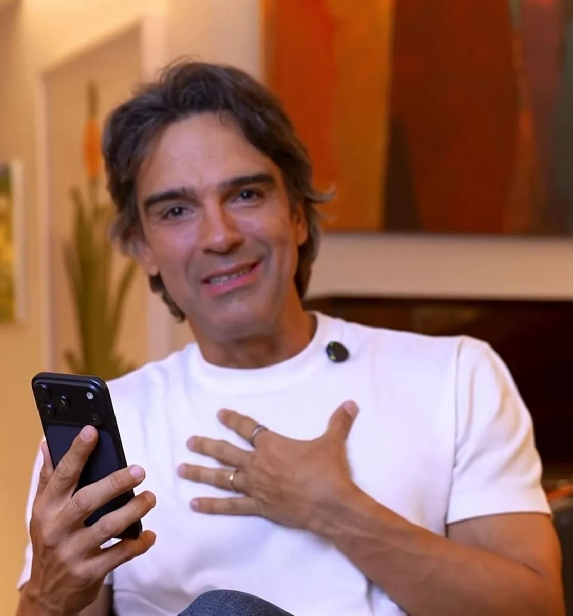Tadeu Schmidt abre o jogo sobre vício em celular