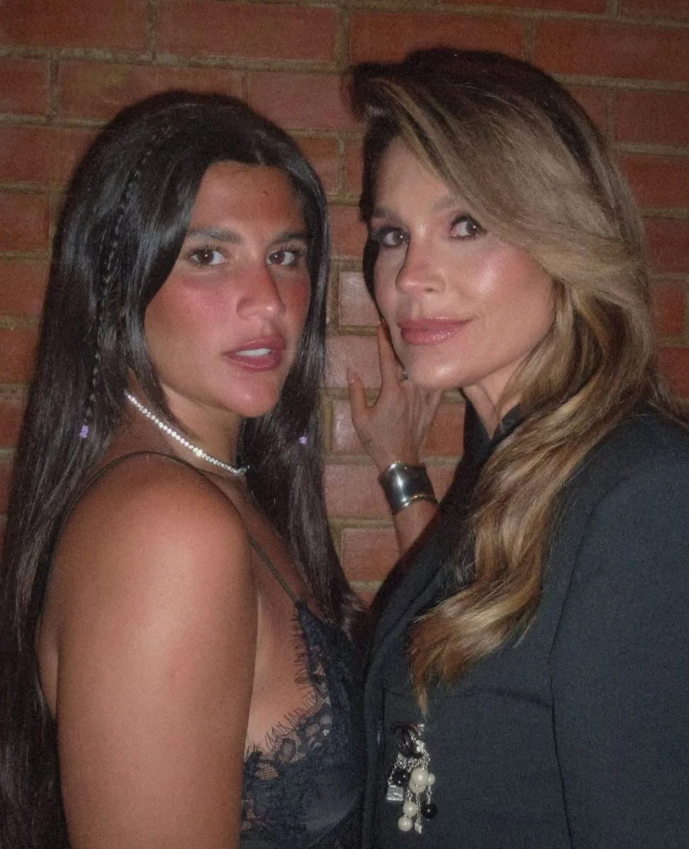 Flávia Alessandra esbanja elegância ao lado da filha