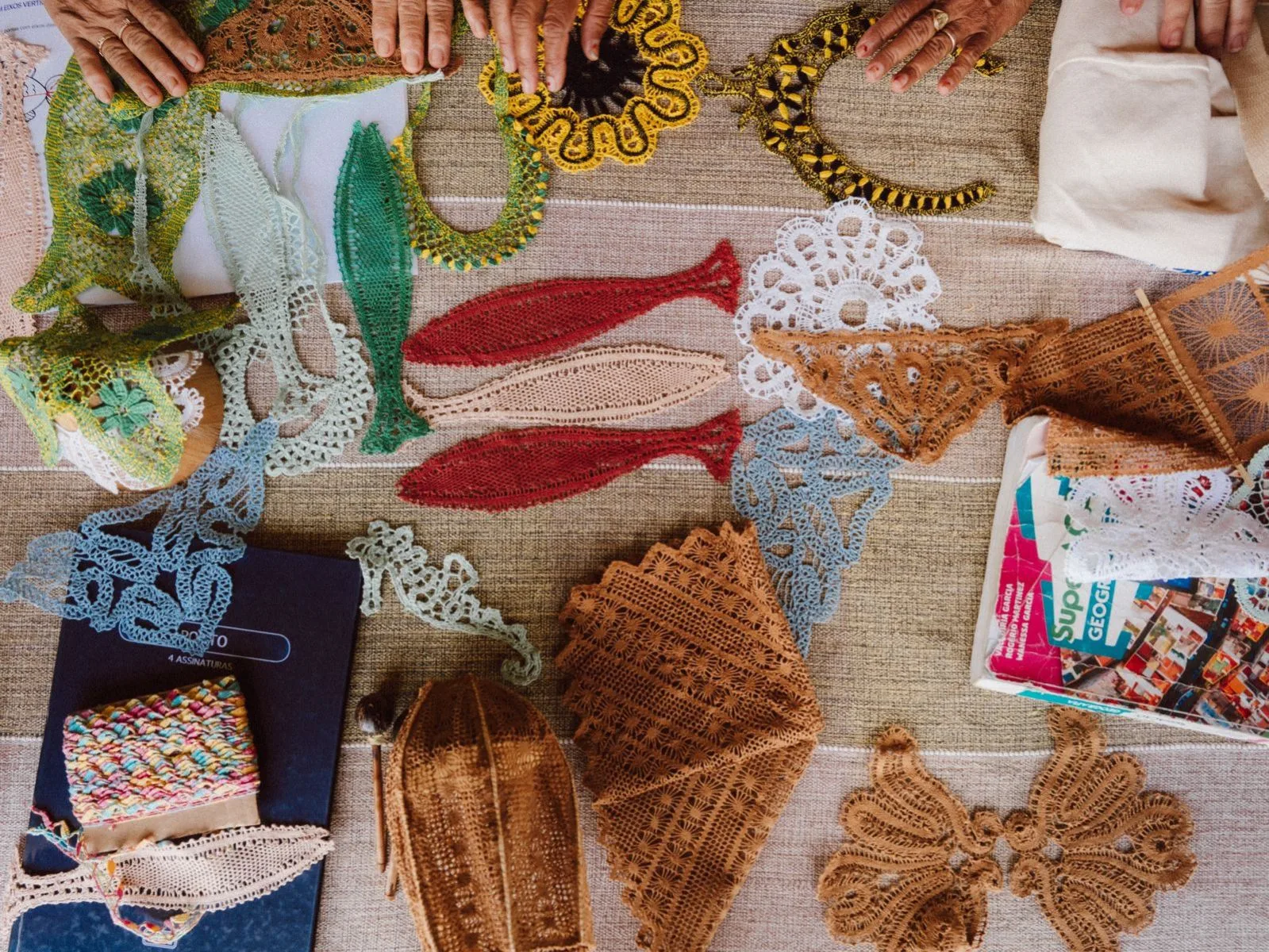 Artesãs do litoral oeste do Ceará lançam coleção em iniciativa do Instituto Camboa e Catarina Mina