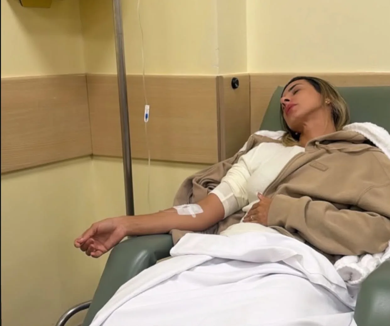 Iva Soares é internada após sentir fortes dores nos rins