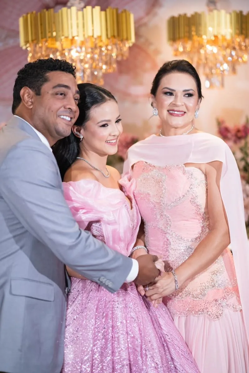 Esther celebra 15 anos em festa inspirada na herança afetiva