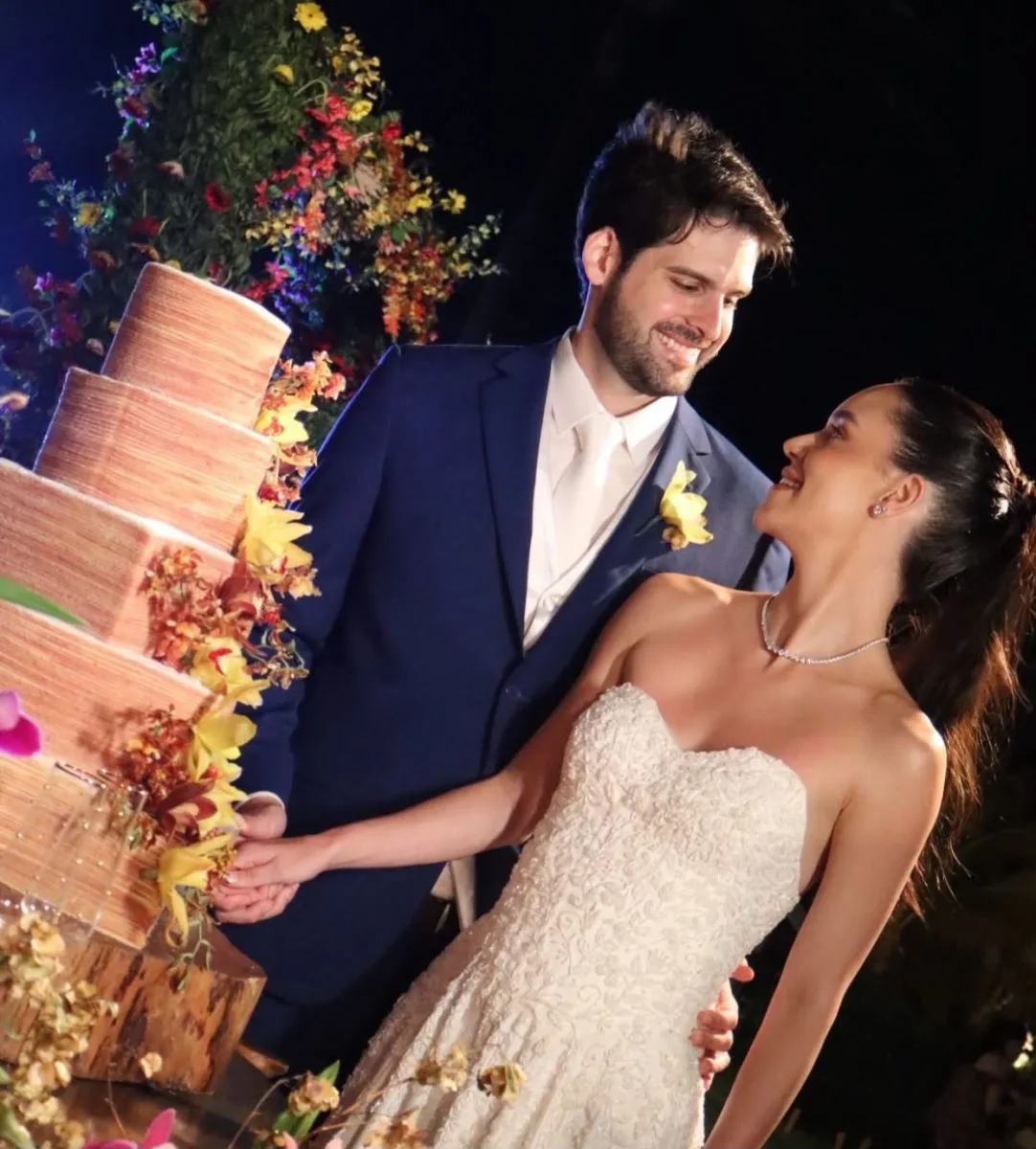Fernanda Arraes e Pedro Siau celebram casamento â beira-mar