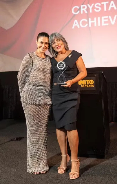 Gloria Pires recebe o carinho da filha Cleo em premiação nos Estados Unidos