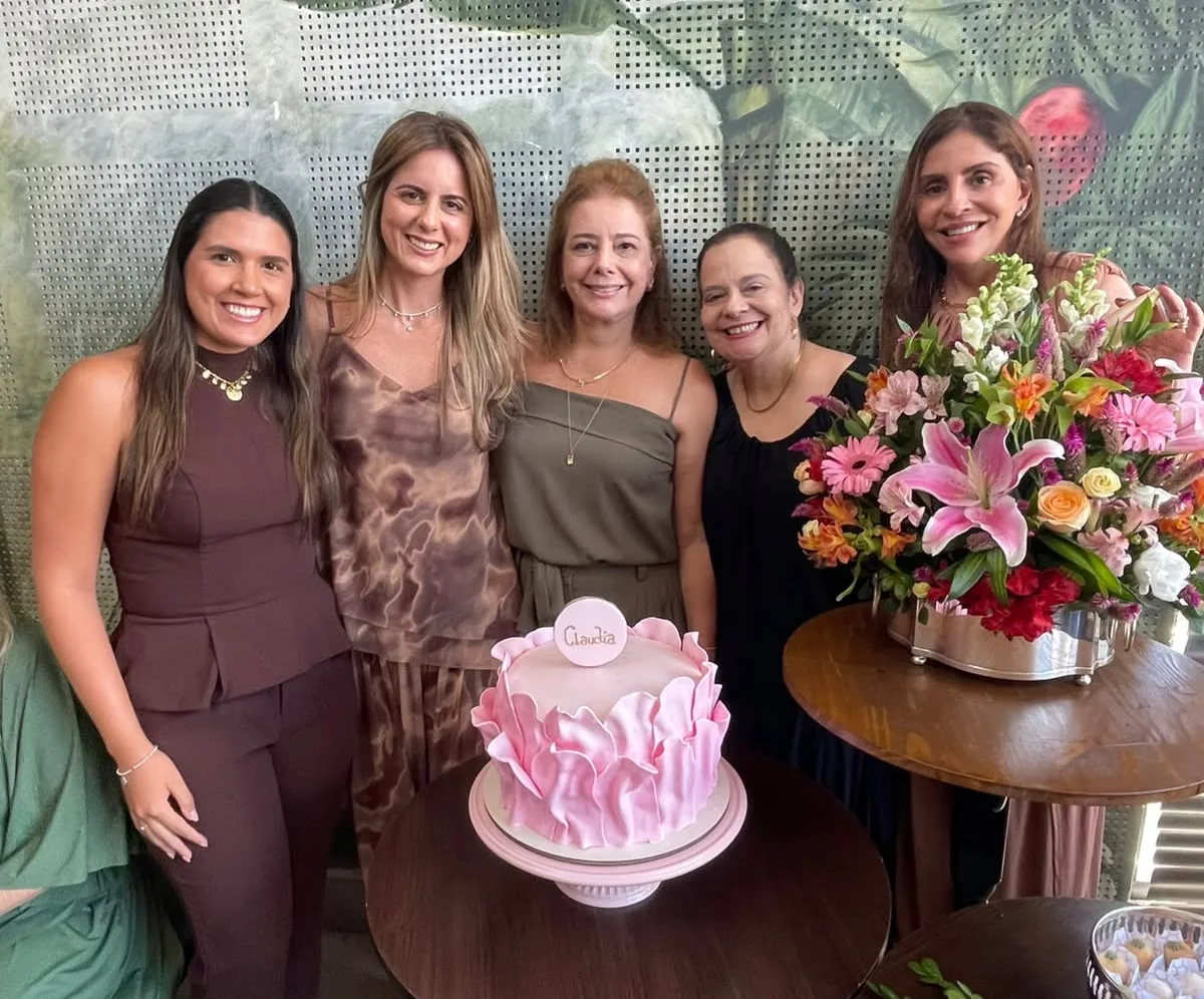 Claudia Gradvohl é surpreendida com parabéns por grupo de amigas