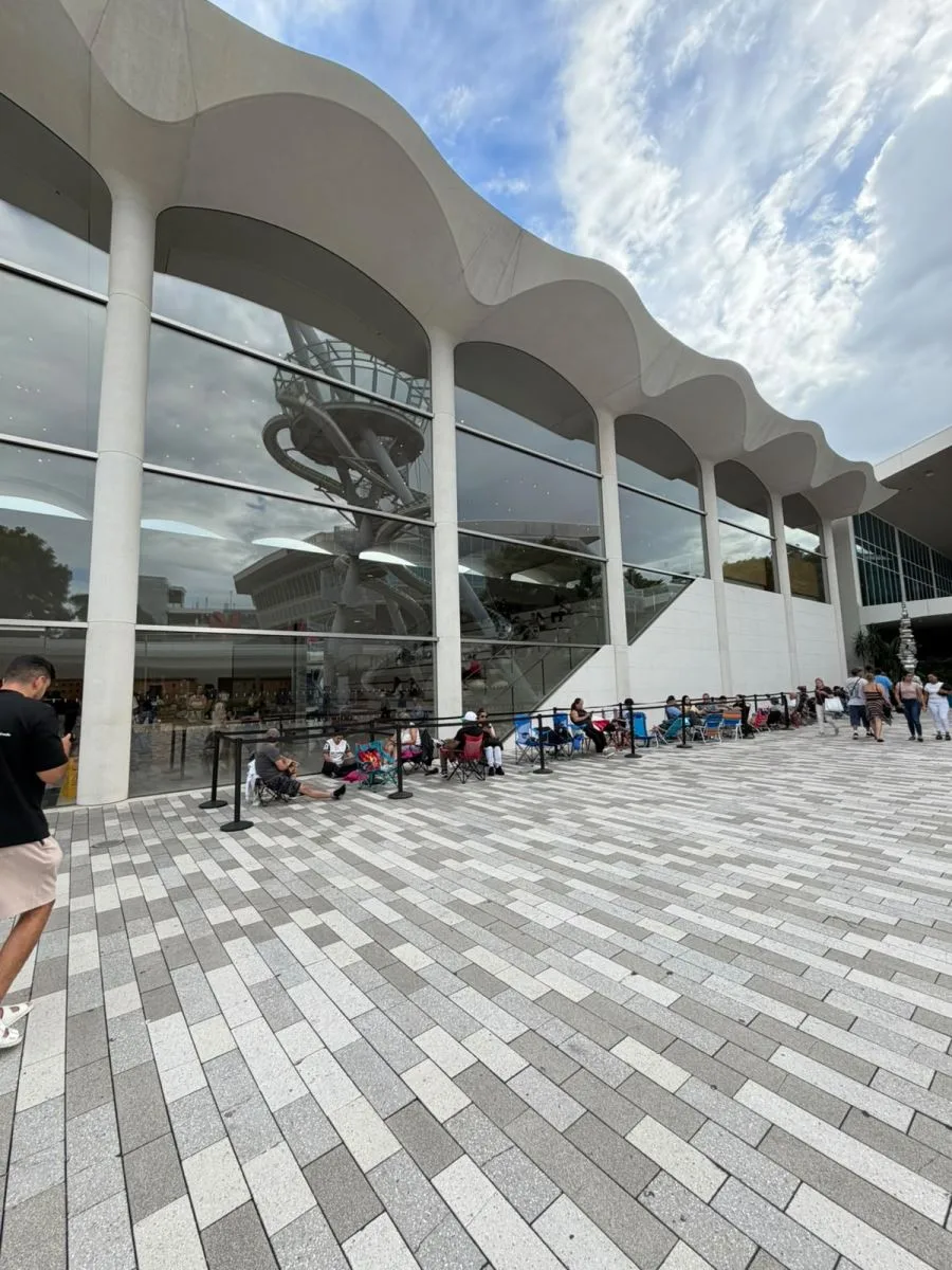 Lojas da Apple já registram filas para lançamento do novo iPhone