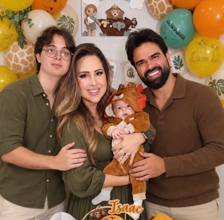 Patricia Leitte e Lucas Teixeira festejam os dois meses do filho Isaac Lucca