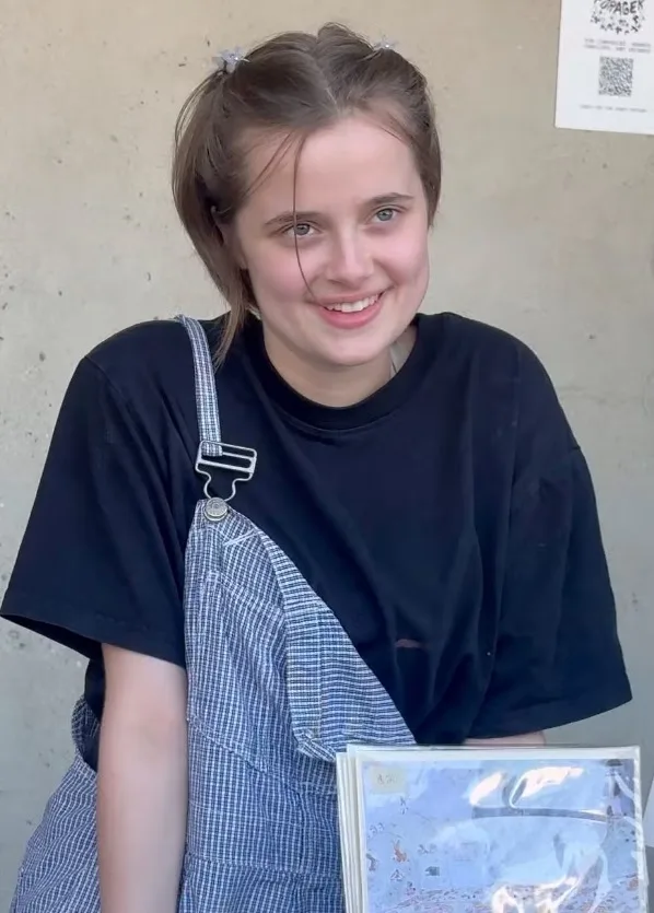 Filha de Angelina Jolie e Brad Pitt trabalha em feira de rua em Los Angeles