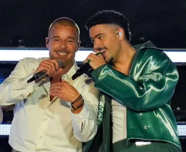 Pedro Sampaio e Ricky Martin agitam Maracanã no 1º jogo da NFL no Rio
