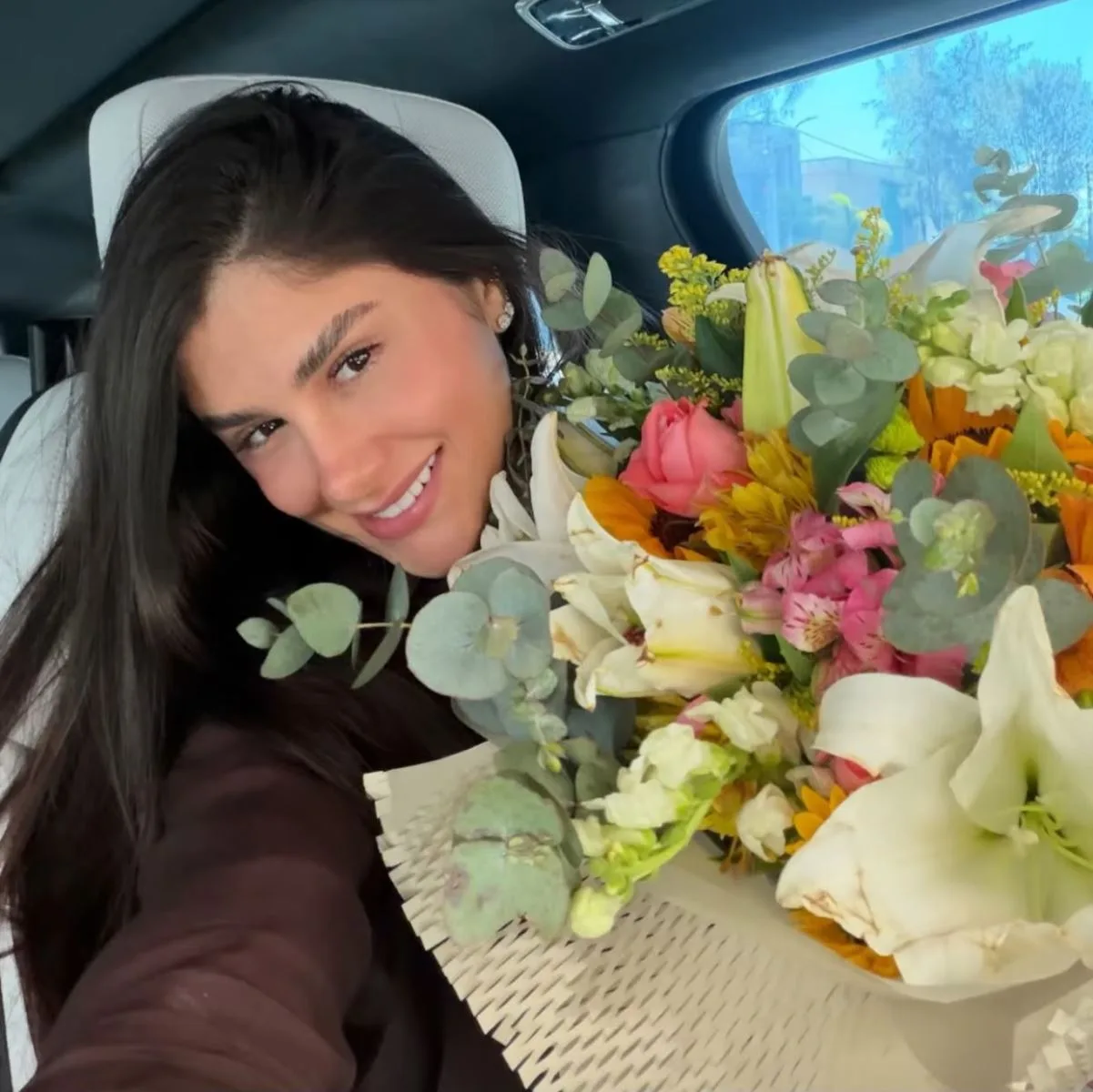 Ingra Soares revela que buquê anônimo foi enviado por Zé Vaqueiro