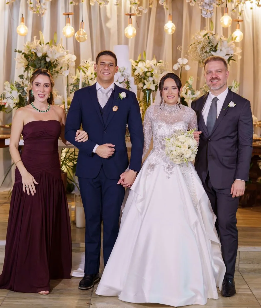 Fabricia Ramos e Igor Fragoso sobem ao altar e dizem o "sim" eterno