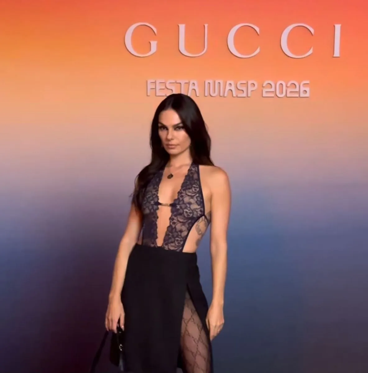 Isis Valverde aposta em body transparente de R$ 5.500 para evento beneficente