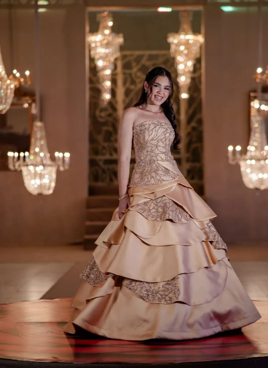 Thayná Tavares faz seu début em uma noite inspirada em Beauty and the Beast