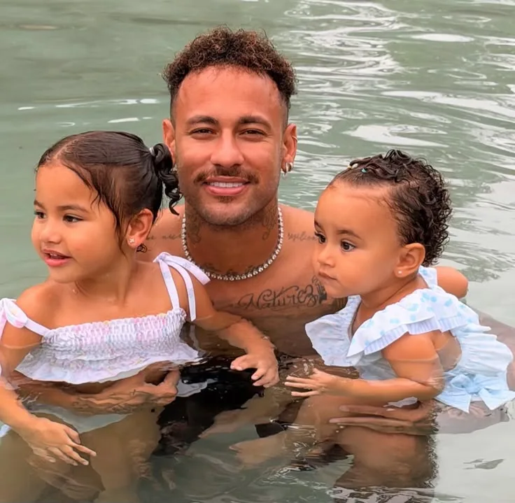 Neymar celebra Dia das Crianças com as filhas Mavie e Mel em mansão no Rio